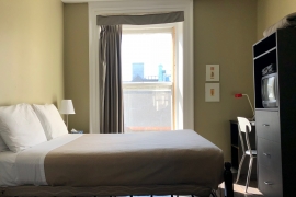 Chambre double climatisée avec douche mais les toilettes sont communes