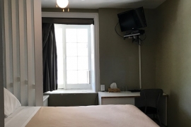 Chambre double standard climatisée avec salle de bain commune