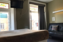 Chambre double climatisée avec canapé-lit et salle de bain privée