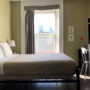 Chambre double climatisée avec douche mais les toilettes sont communes