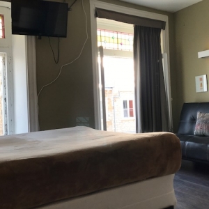 Chambre double climatisée avec canapé-lit et salle de bain privée