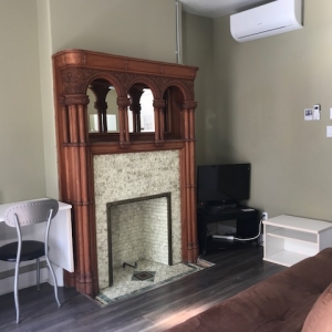 Chambre double supérieur climatisée avec canapé-lit et salle de bain privée